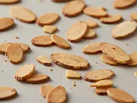 Płatki migdałów prażone (opcjonalnie)