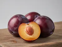 Fresh plums (ripe)