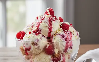 Kremowe Lody Sernikowe z Malinami i Białą Czekoladą (bez maszyny)