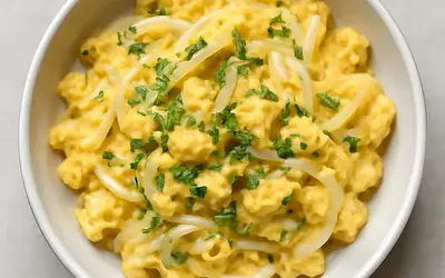 Scrambled eggs with onion and chives