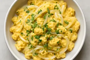 Scrambled eggs with onion and chives