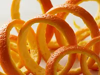 Skórka otarta z jednej pomarańczy