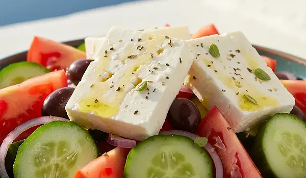 Unikaj tych błędów przy gotowaniu sałatki greckiej