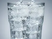 Woda gazowana, lodowata