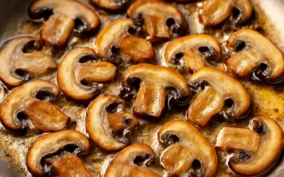 Scrambled eggs with mushrooms