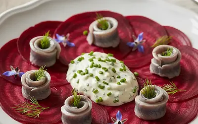 Śledziowe róże na buraczanym carpaccio z kremowym sosem chrzanowym