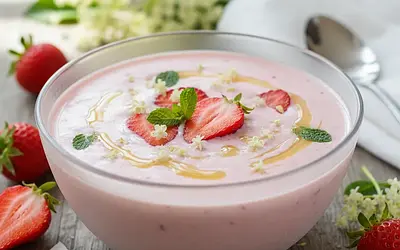 Letnia Fantazja: Chłodnik Truskawkowy na Kokosowym Spodzie z Nutą Kwiatu Bzu