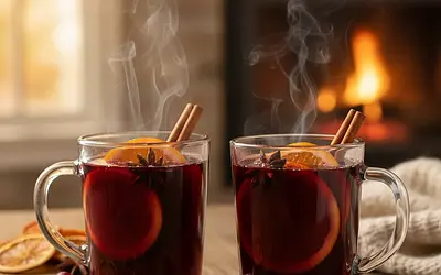 Aromatyczny Grzaniec z Czerwonego Wina i Pomarańczą